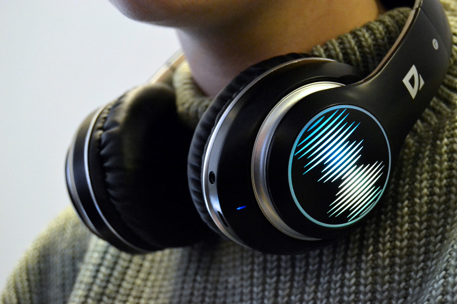 Verkkokaupassa yli 80 tuotetta. Kaikki pelaamiseen, musiikin kuunteluun, tietokonetarvikkeisiin sekä moneen muuhun! Toimitus aina 3.90 € sekä yli 50 € ostokset ilman postikuluja! 